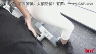 Wang Zhenzhen, la migliore amica della studentessa internazionale Liu Yue, stava praticando yoga in un fitness club quando la straniera Kang Aifu si strappò i pantaloni da ginnastica e la fece scopare con panini al vapore White Tiger, e lei si fece un pompino.