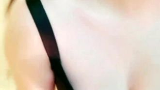 Sexy bellezza dal seno grande, primo piano, si masturba su una sedia con oggetti di scena, vibratore e vibratore, si diverte moltissimo