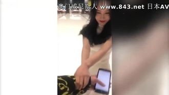 超騷嫩模車展現場趁著人少，被男友強行塞入遙控跳單，手機控制真刺激