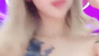 휴대폰 생방송의 연예인 얼굴 앵커가 팔에 문신을 유혹하고 과시하는 모습이 너무 좋다