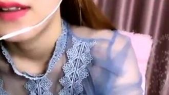 Une beauté aux cheveux épais et belle porte des vêtements transparents sexy. Elle vibre et se masturbe avec un œuf vibrant. Son cul est relevé. Si vous l'aimez, ne le manquez pas.