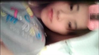 Registro real: una bella joven con hermosos pechos y su novio vivieron juntos sin decírselo a sus padres y le follaron el coño. La selfie sexual se filtró mientras los dos tenían relaciones sexuales, ¡discutían cuándo casarse!
