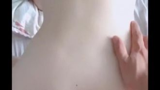 U77 original SN Li Jia has an extremely fair figure, fair and tender skin, her pussy and breasts are so pink, she shows her face slightly, wears a student uniform and one-piece stockings, and has sex