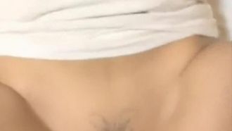 Ein Mädchen mit Tätowierungen auf dem Rücken präsentiert uns von hinten seinen sexy Arsch