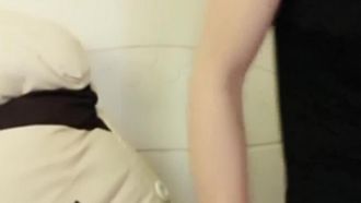 とても美しく上品な女性がライブで入浴します。彼女の肌は白くて美しいです。