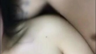 La migliore conduttrice femminile con una bella figura e un bell'aspetto gioca a 3P dal vivo con due giovani ragazze. La scena è molto oscena.