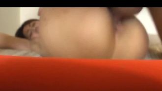 Uma beldade de 36C com uma figura atraente fode sua buceta com tanta força na cama que ela esguicha sêmen durante o orgasmo com uma expressão obscena.