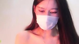 La ragazza con una bella figura e un bel seno è completamente nuda e la sua figa è intrecciata. Se ti piace, non perdertelo.