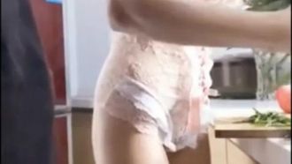 SEX 몸매와 미모를 겸비한 아름다운 인터넷 연예인이 집에서 저녁식사를 하기에는 너무 섹시한 옷을 입고 데이트를 하고, 변태남은 부엌에서 섹스를 시작한다. 대화가 음란하다.