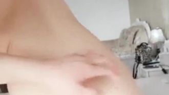 La ragazza è molto resistente in molte posizioni. Ha una figura snella e un forte desiderio sessuale. Può essere scopata dal letto al balcone.