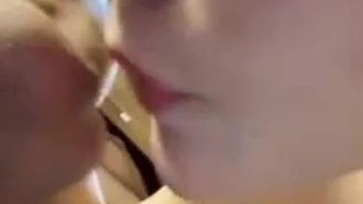 La dea cantonese di razza mista Manman fa sesso orale con un magnate dal cazzo grosso e ha dialoghi interessanti