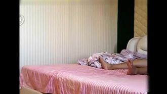 El marido de una colega de mi trabajo me invitó a su casa para jugar a la seducción vestida de uniforme durante un viaje de negocios.