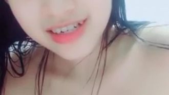 Una bella ragazza con gli occhi grandi mi seduce dopo aver fatto la doccia. Aprì la figa e si toccò sul letto. È molto allettante. Se ti piace, non perdetelo.