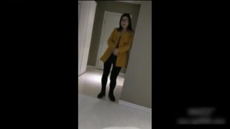 Frère Bin du Nord-Est a pris rendez-vous avec sa sœur Fan Qing, une enseignante mature. Elle a été séduite par son uniforme. Sa chatte est devenue noire et elle a crié avec de l'herbe.