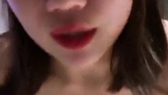 大学生のパートタイムの女性アンカーとメガネをかけた男子クラスメートが部屋をチェックアウトして自撮りするためにホテルに現れた