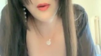 La donna sexy con grandi labbra rosse seduce un vibratore e si masturba in uno spettacolo. Il vibratore si infila la figa in un vestito nero trasparente e vibra, geme e sussulta. Se ti piace, non perdetelo.
