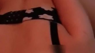 Das schöne Internet-Promi-Mädchen „Evil Dog“ verführt in lila-rosa Uniform, stößt in weiche Muschi und Brüste, stöhnt und verführt, befestigt 32P