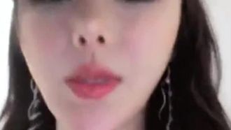Una celebrità alla moda di Internet si toglie i pantaloni attillati per rivelare il suo grosso culo sexy, che è molto attraente