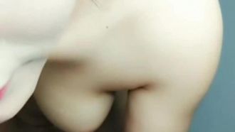 毛毛比较多身材不错肤白美乳新人女主播第五部 全裸床上新买道具按