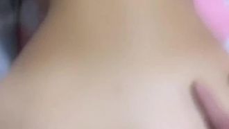 Une petite chatte sexy en bas noirs se masturbe sur le lit pour séduire son mec. Elle taille une pipe à une grosse bite et la baise passionnément sans préservatif.