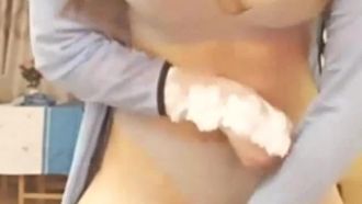 La hostess, che ha una bella figura e ha due trecce legate, si siede sul JJ e si masturba in un grande spettacolo
