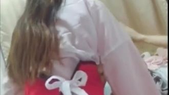 La bellissima e popolare dea delle celebrità di Internet Deer Girl interpreta Zixia Fairy e viene scoperta da un uomo macho e costretta a fare sesso. Ha detto: Ho fatto sesso con Supreme Treasure Mi ha scopato così forte che posso non lo sopporto più!