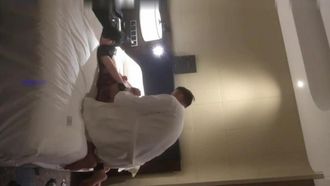 Eine schöne Angestellte mit kräftiger Taille und knackigem Hintern, fähigem Kurzhaarschnitt und Temperament, ist privat so lasziv, dass sie mit ihrer Sexpartnerin auf ein Date geht und mit ihr in Uniform spielt Sie schreit und schreit, dass ihr Mann im Sterben liegt.