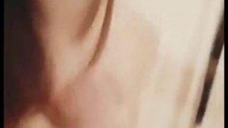 남자 친구가 팬을 유치 할 수 있도록 예술적인 기질을 지닌 섹시한 미인은 호텔에서 그와 라이브 스트리밍 섹스를 주저하지 않았습니다. 그녀는 고운 피부와 아름다운 얼굴을 가지고 있으며 그녀의 보지는 정말 부드럽고 부드럽습니다. !