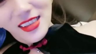 Junge Frau mit roten Lippen, großen Brüsten, doppeltem Brustlecken, Oralsex, Reiten auf dem Gipfel, Doggystyle, sexy großem Arsch