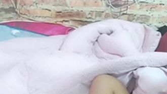 Una nuova conduttrice di bellezza e una segretaria dal seno carino e un gruppo di uomini e donne fanno uno spettacolo sessuale. La figa non è pelosa ma molto tenera. Il sesso è appassionato.