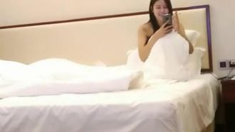 La bella studentessa universitaria è esperta nelle abilità orali e scuote selvaggiamente la testa~ Il ragazzo è così felice che grida: Chiama papà!