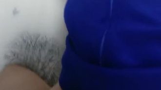 Il fratello mascherato si è sdraiato sul letto e si è goduto il servizio di sesso orale della sorella maggiore in uniforme. Ha preso l'iniziativa per mettersi in posizione e penetrare il culo grosso in varie posizioni, facendolo urlare da troia.
