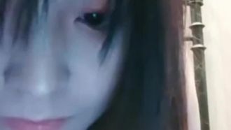 La jolie fille dont les seins ne peuvent pas être saisis d'une seule main chevauche la bite de son petit ami et la montre aux internautes~