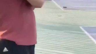 La bella ragazza si è tolta i vestiti per tirarsi su di morale, o era lì per renderle un cattivo servizio? Penso che sia lei la vincitrice!