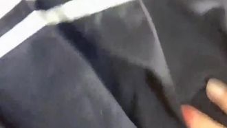 큰 가슴을 가진 아름다운 아가씨는 너무 외로워서 셀카를 찍고 남동생이 불을 끌 수 있기를 바랍니다 ~