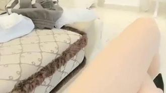 和苗条嫩穴美少女约啪，先用玩具让她开心再好好干～