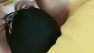 La coquine jeune femme n'en a jamais assez d'une bite, alors prends-en deux ~
