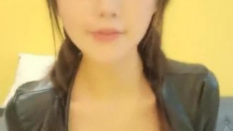 La ragazza super carina con gli occhi grandi è già abbastanza sexy anche prima di togliersi i vestiti~ Ha quasi mostrato le sue macchie a metà del ballo, il che mi ha reso ancora più difficile