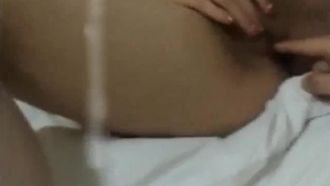 Vazou o vídeo da jovem modelo Yan Zi sendo levada para a cama e tendo sua boceta tocada por um pervertido ~