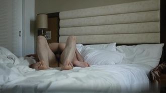 Le couple amoureux de l'université s'est enregistré dans une pièce et a eu des relations sexuelles passionnées. La fille aux beaux seins haletait et gémissait de manière si séduisante ~.