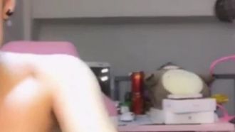 美女主播萱宝宝被窝里面自摸秀身材苗条逼逼很粉嫩