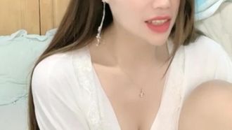 A pequena escrava chupadora de porra da senhora sexy é tão tentadora que seu parceiro sexual está prestes a ser drenado ~