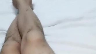 관음증에 집착하는 남편은 아내가 섹스하는 모습을 즐겨보고, 아내에게 섹시한 옷을 입히고 배달원을 침대에 눕혀달라고까지 합니다~