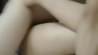 外表清纯美女寻刺激，在外面勾搭了陌生大叔就开房啪啪～