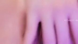 Die Fee ist angekommen und ein superhübsches Mädchen startet eine Live-Übertragung: Sie zieht Strümpfe an und zieht Höschen für eine sexy Fingershow aus