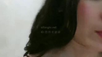 自慰起来很销魂的正妹～边玩自己的毛穴边跟粉丝约炮