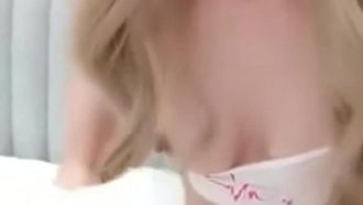 Lolita dalla pelle chiara e dal seno grande invita un uomo di mezza età a fare sesso dal vivo 1~Non appena inizia la trasmissione, chiama papà per scoparmi!