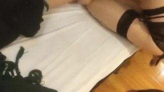 색녀 두 자매는 잘생긴 소년을 술에 취해 딱딱한 자지를 강요했고, 심지어 그를 속여 자기들과 함께 자게 했고, 그 잘못에 대해 바로 책임을 졌습니다~