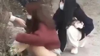 Internet se volvió viral ~ ¡Una estudiante se saltó la clase y saltó el muro para celebrar la Navidad! ¡Le quitaron la falda larga accidentalmente, dejando al descubierto sus nalgas redondas! ¡Un transeúnte grabó accidentalmente todo el proceso!