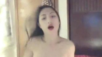 La chaude animatrice de diffusion en direct se déshabille et discute avec ses fans tard dans la nuit ~ Vous devez d'abord glisser une couronne avant de pouvoir demander WeChat